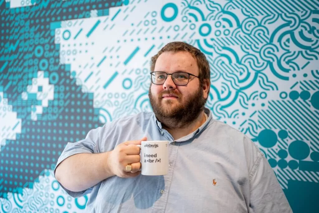 Wouter poseert met een kop koffie