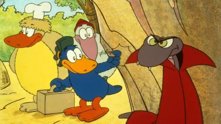 Drie kleurrijke stripvogelfiguren, waarvan er één een koksmuts draagt, staan samen in een bos en kijken naar een ondeugend grijnzende paarse slang met een rode cape op de voorgrond.