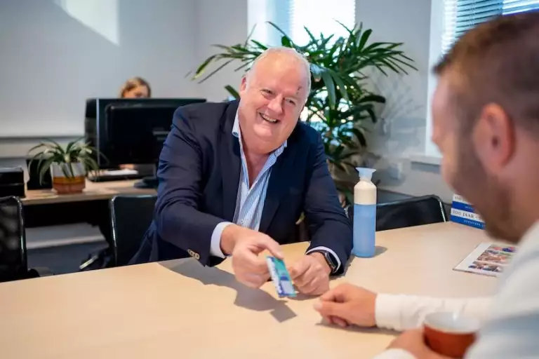 Boyd geeft zijn visitekaartje aan Dimer