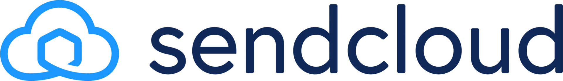 Het Sendcloud-logo bestaat uit een wolk met een blauwe omtrek en een zeshoekige vorm erin, met daarnaast het woord ‘sendcloud’ in vetgedrukte, donkerblauwe kleine letters.