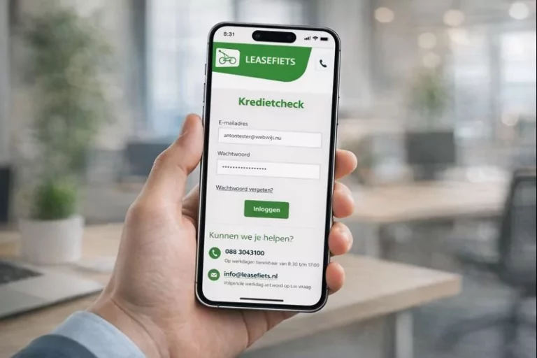 Een hand houdt een smartphone vast waarop de inlogpagina voor de Leasefiets kredietcheck in het Nederlands wordt weergegeven, met velden voor e-mail, wachtwoord en inloggen, met onderaan contactgegevens.