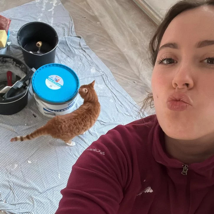 Esli met gereedschap van het klussen in haar huis met kat.