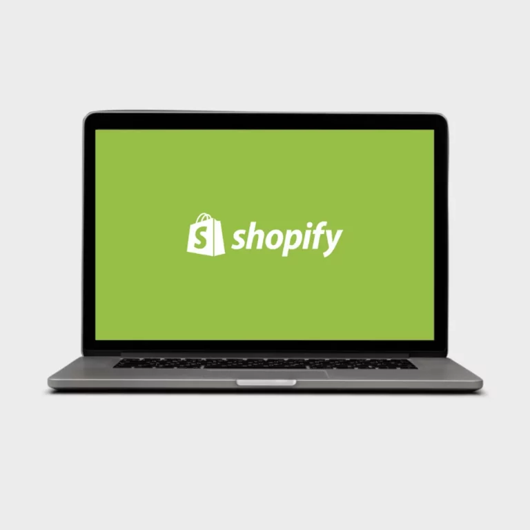 Een laptop met het Shopify-logo op een groene achtergrond.